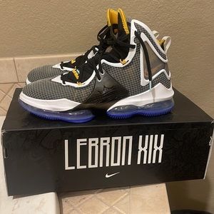 Men’s US size 11 Nike LeBron James XIX (19) EP Basketball shoes box & tissue